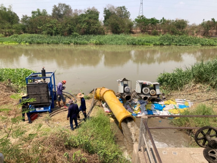 โครงการส่งน้ำฯมโนรมย์ ติดตั้งเครื่องสูบน้ำ เร่งสูบน้ำช่วยเหลือเกษตรกรผู้ใช้น้ำคลอง 5 ขวา