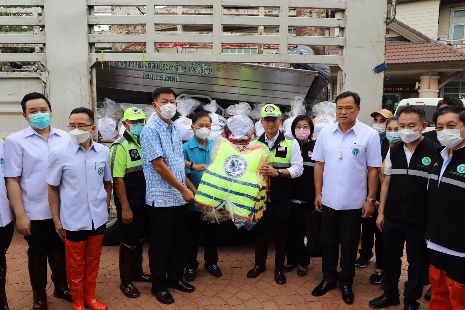 'อนุทิน'ลงพื้นที่อ่างทองติดตามสถานการณ์น้ำท่วม