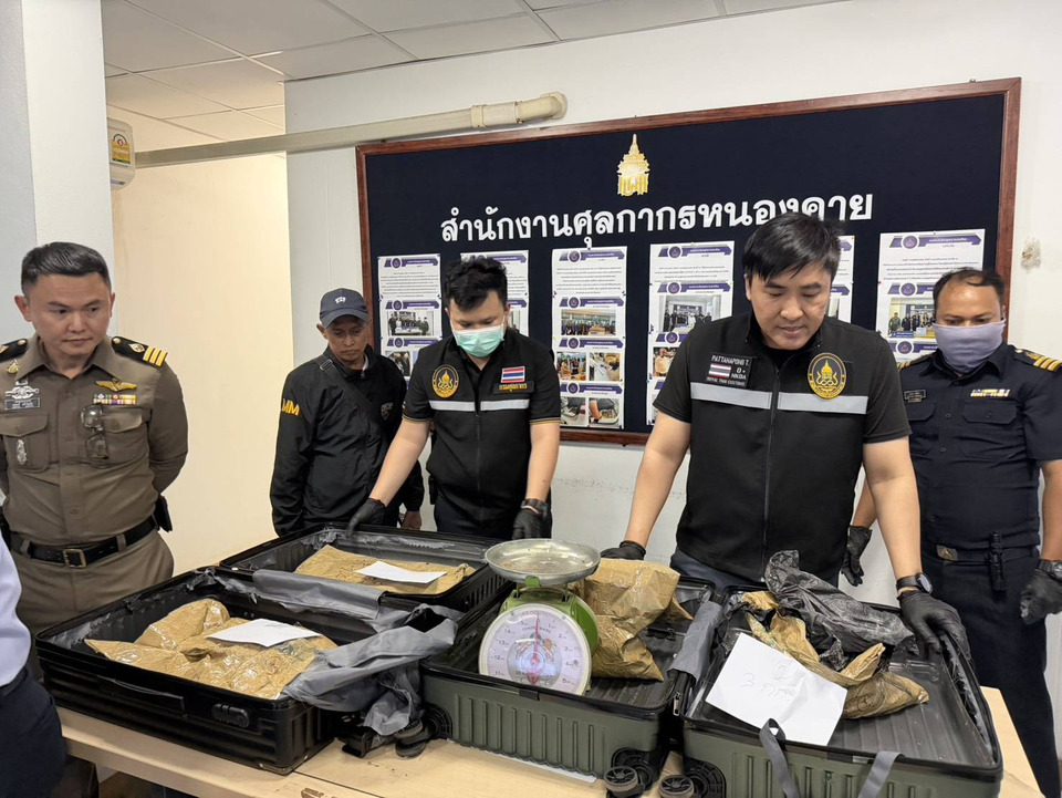 ศุลกากรหนองคายรวบ 5 ผู้ต้องหา ซุกเฮโรอีน 21.8 กก. มูลค่า 65 ล้าน ลอบข้ามแดนจากลาว 