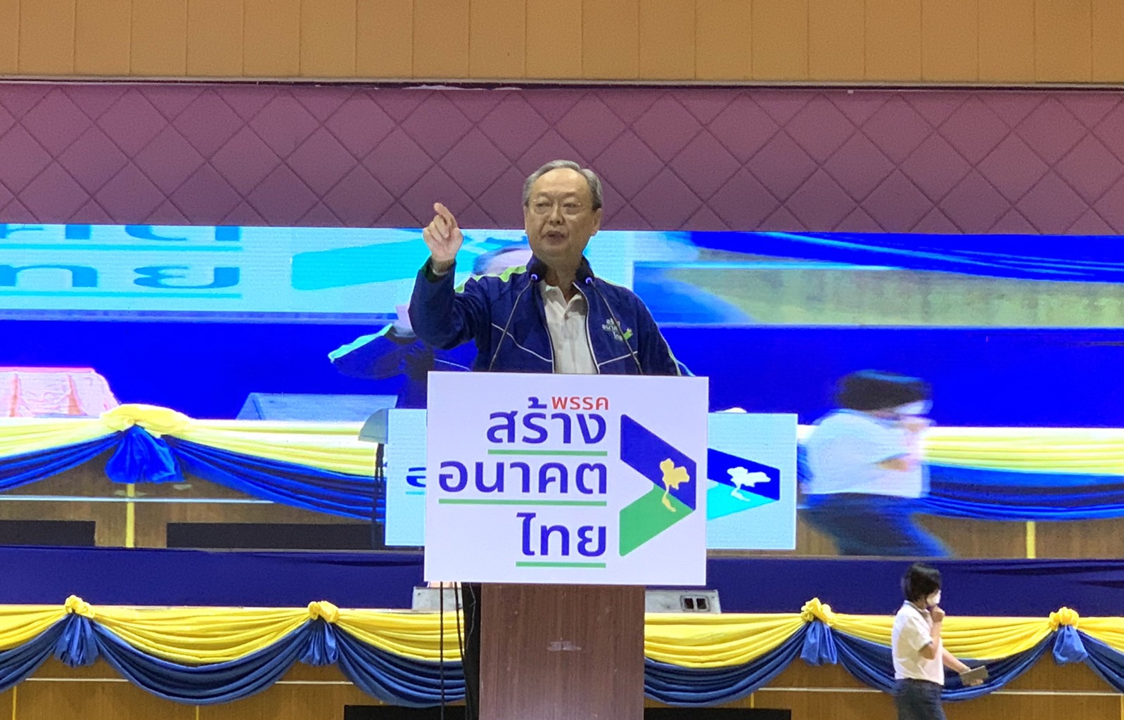 ยึดอีสาน! "สนธิรัตน์" ลั่น "สร้างอนาคตไทย" ชี้วันนี้ประเทศไทยพังหมดแล้ว "สมคิด" อาสาเป็น "นายกฯ"