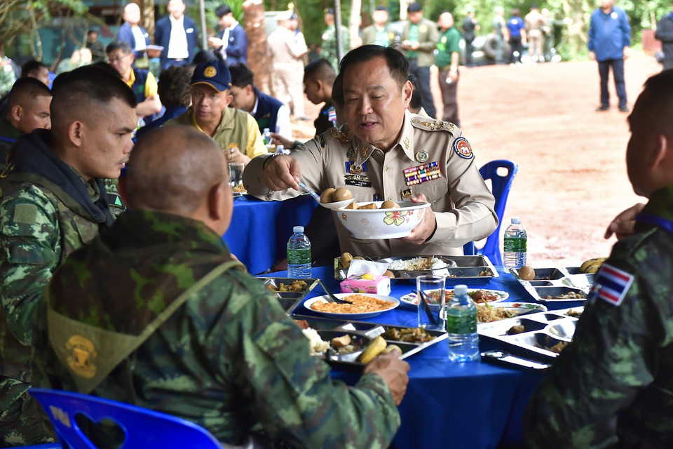 "นายกฯ“ ลงพื้นที่กองพันทหารราบที่ 21 ให้กำใจทหาร ล้อมวงกินข้าว ตักพะโล้เสิร์ฟกำลังพล ย้ำ รบ. หนุนทุกด้าน