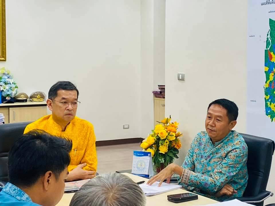 พังงา ประชุมหารือกรณีที่ดินบริเวณหน้าชายหาด รับผลกระทบจากมรสุม คลื่นลมแรง น้ำทะเลหนุนสูง กัดเซาะชายฝั่งทะเล
