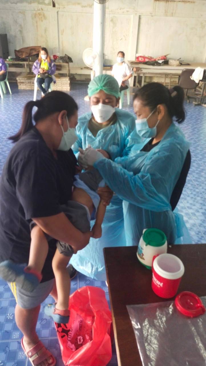 อสม.ชุมชนมณีไพรสณฑ์ หยอดวัคซีนโปลิโอ ให้เด็กไทยตั้งแต่ แรกเกิด-5 ขวบ ต่างชาติแรกเกิด-15 ปี