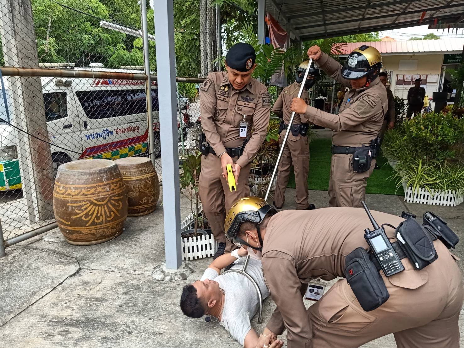 โรงพักวังทองหลาง ซ้อมแผนเผชิญเหตุคนคลุ้มคลั่ง นำร่องโครงการชุมชนบำบัดฯ