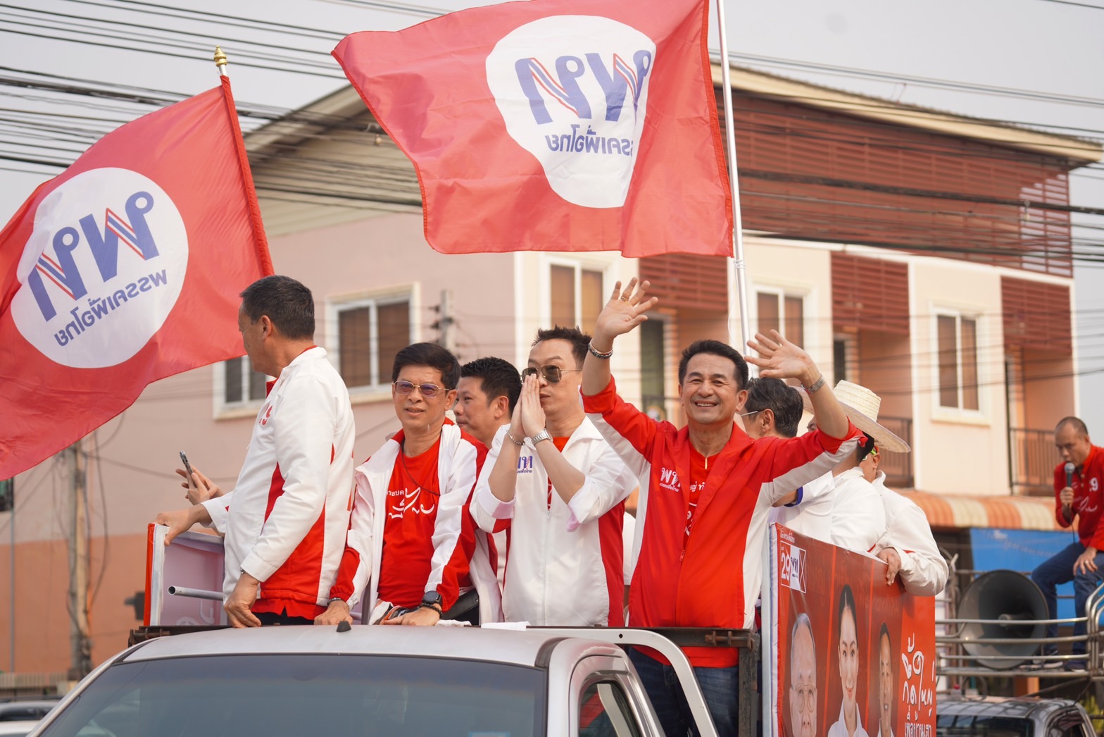 “เศรษฐา”นำทีมเพื่อไทย ไหว้พระธาตุแช่แห้ง-ขึ้นรถแห่หาเสียงรอบเมืองน่าน