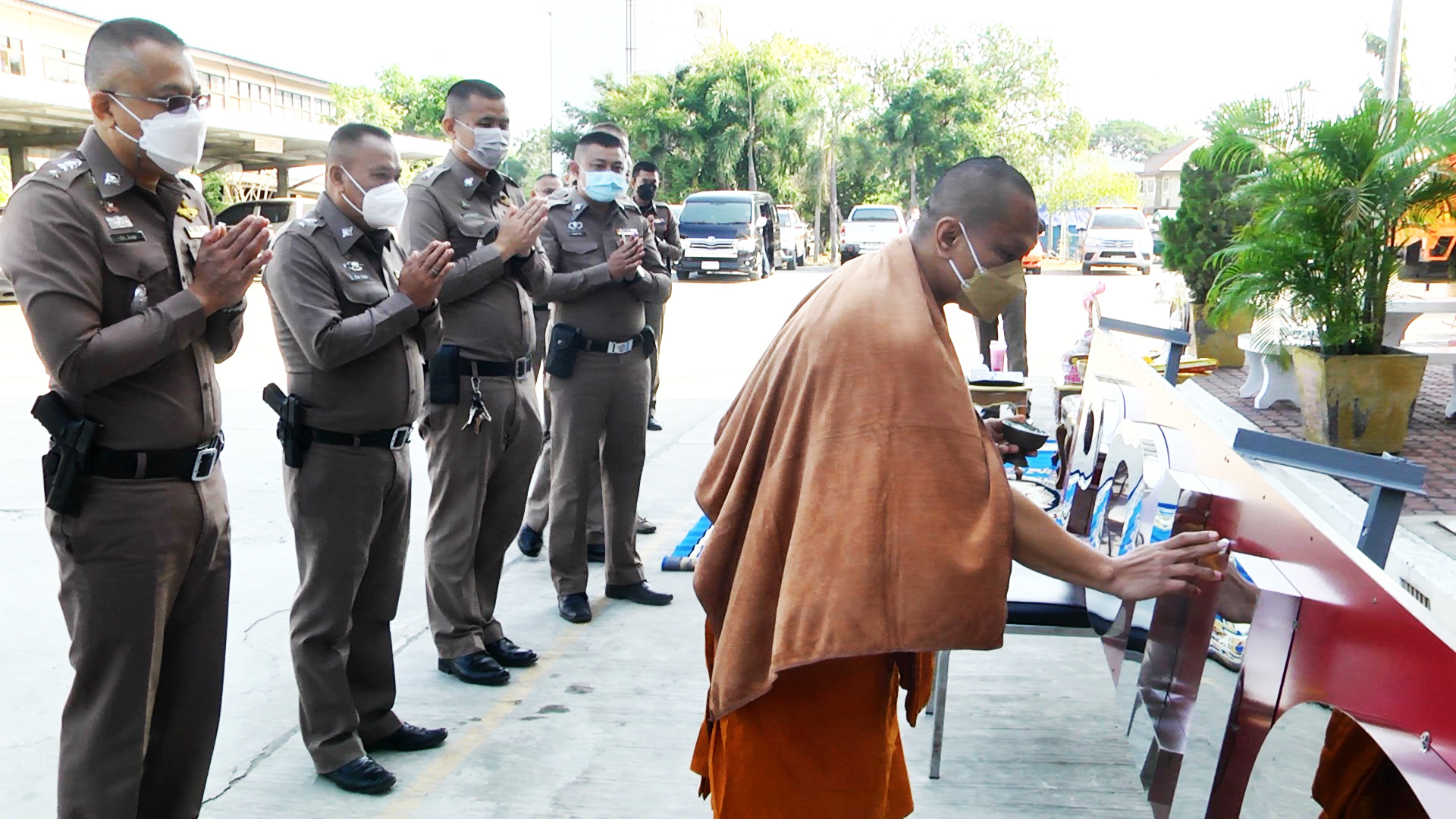 ฮือฮา! "เจ้าอาวาสวัดบ่อกรุ"มอบ"วัตถุมงคล-เงินขวัญถุง"ให้ตำรวจ สภ.เดิมบางนางบวช