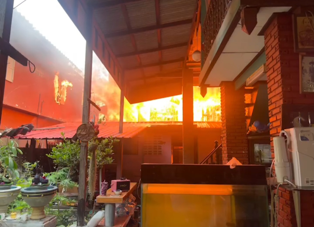 เพลิงไหม้บ้านไม้สองชั้น ภายในชุมชนทดน้ำวัดนาคปรก