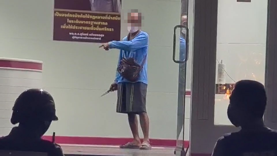  ชายคลั่ง บุกเดี่ยวถือมีดปลายแหลมไล่แทงตำรวจบนโรงพักเมืองหนองบัวลำภู