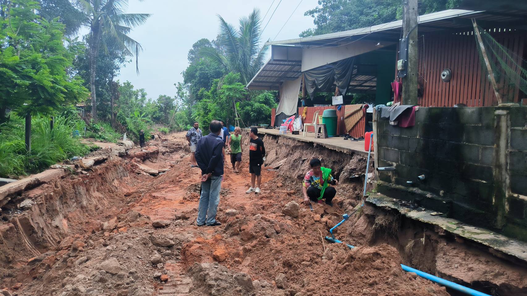ยโสธรฝนตกหนักน้ำป่ากัดเซาะถนนในหมู่บ้านพังเสียหายเป็นทางยาว