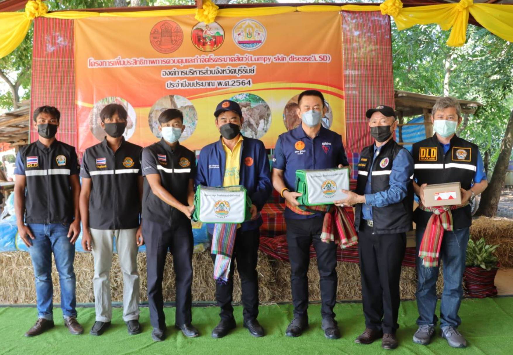 อบจ.บุรีรัมย์  ทุ่มงบกว่า 14.5 ล้าน ซื้อเวชภัณฑ์ อุปกรณ์ มอบช่วยเกษตรกร ผู้เลี้ยงโค-กระบือ ป้องกันโรคลัมปี สกิน