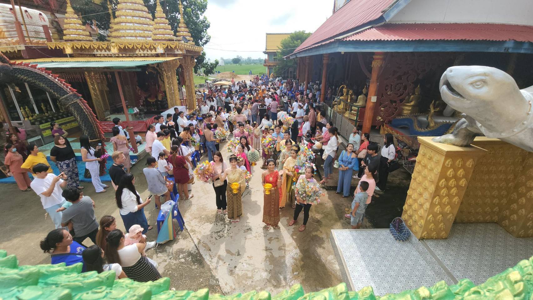   พุทธศาสนิกชนชาวกาญจน์และพื้นที่ใกล้เคียงแห่ทำบุญตักบาตรเทโวโรหณะวัดเขาช่องพัฒนาราม