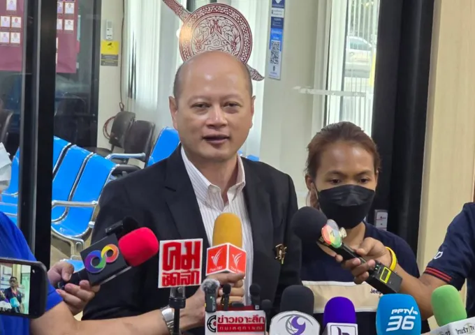 “ทนายรัชพล” พาแม่และเด็ก 14 สอบปากคำหลังเเจ้ง 6 ข้อหา “หมอเหรียญทอง”