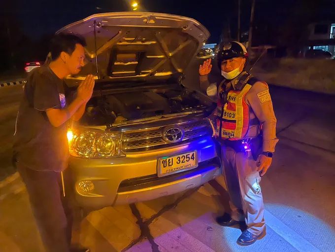 คนไทยไม่ทิ้งกัน! "ตำรวจพญาแล" ช่วยชาวบ้านรถน้ำมันหมดกลางดึก ประทับใจทั้งหมู่บ้าน