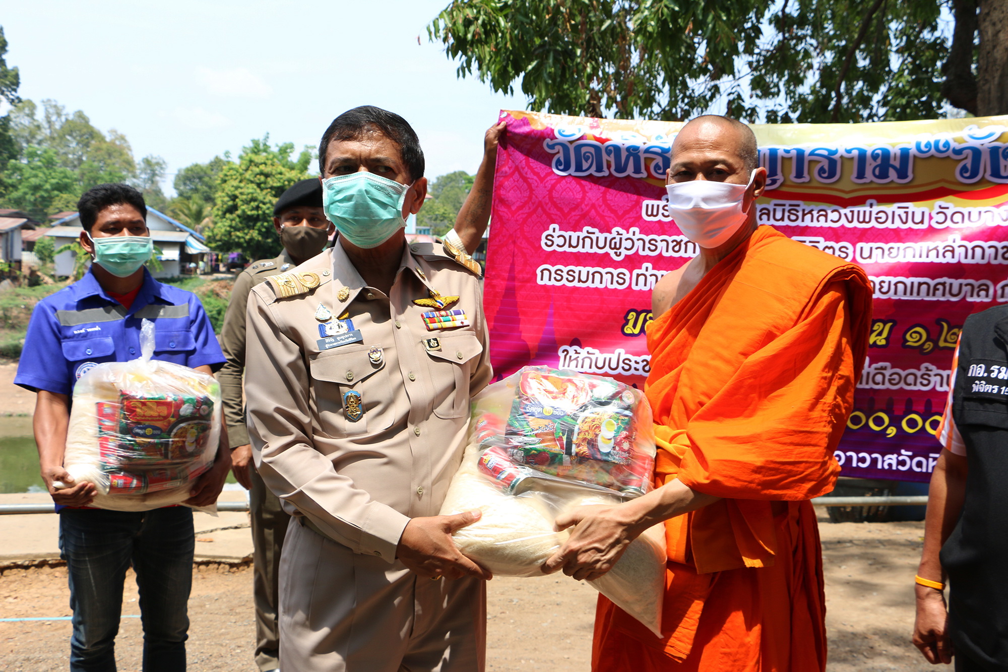 ผู้ว่าฯพิจิตรผนึกกำลังมูลนิธิหลวงพ่อเงินวัดบางคลาน แจกถุงยังชีพมัดใจไล่ความหิวสู้โควิด 19