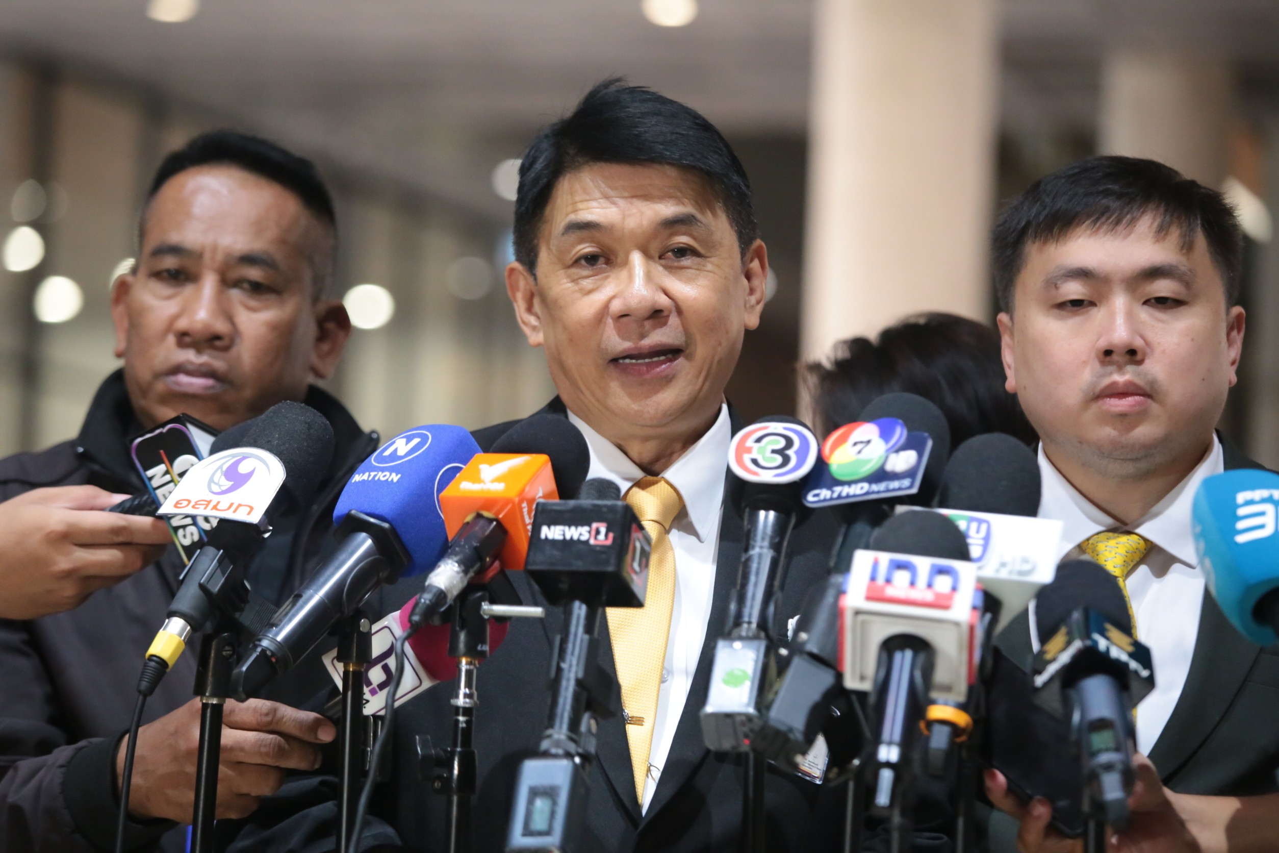 "สฤษฏ์พงษ์" ปัดข่าวหอบกุ้งมังกรซบ "บิ๊กป้อม" ย้ำวันนี้ยังอยู่ "ภูมิใจไทย"  แต่อนาคตตอบไม่ได้ 