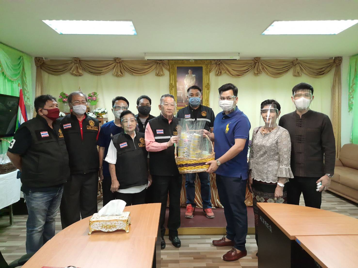 'นายกเทศมนตรีนครแม่สอด-สท.นครแม่สอด' มอบ Face Shield  ให้สถานศึกษา วัด และสถานที่ราชการ 