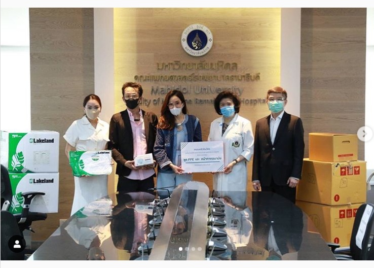 'พี่น้องตระกูลชินวัตร' บริจาคชุด PPE-หน้ากากอนามัยสู้โควิด 3 รพ. 