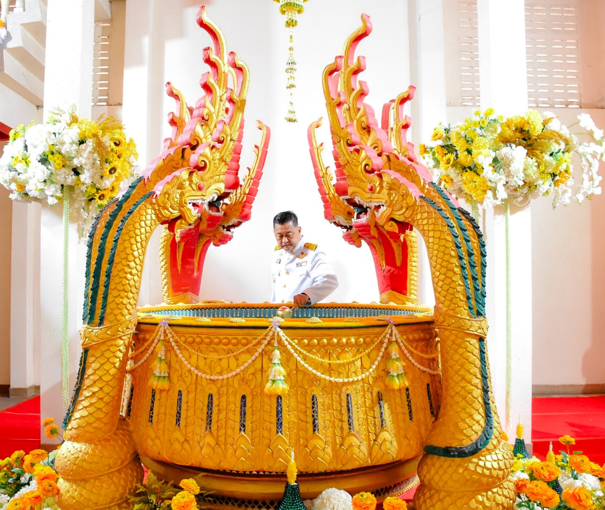 ผู้ว่าฯร้อยเอ็ด ทำพิธีพลีกรรมตักน้ำจากแหล่งน้ำศักดิ์สิทธิ์ เพื่อจัดทำน้ำพระพุทธมนต์ศักดิ์สิทธิ์