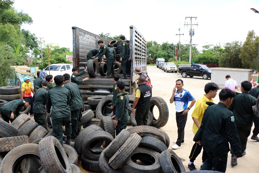 กาฬสินธุ์รวมพลังส่งยางรถยนต์เครื่องอุปโภค บริโภค วัตถุมงคลหนุนทหารปกป้องอธิปไตย