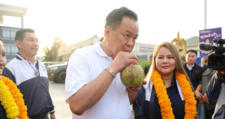 ‘อนุทิน’ เดินตลาดเช้าพระนั่งเกล้า แฟนคลับฮอต แม่ค้าหยอกชอบมาก มั่นใจคว้า สส.นนทบุรี