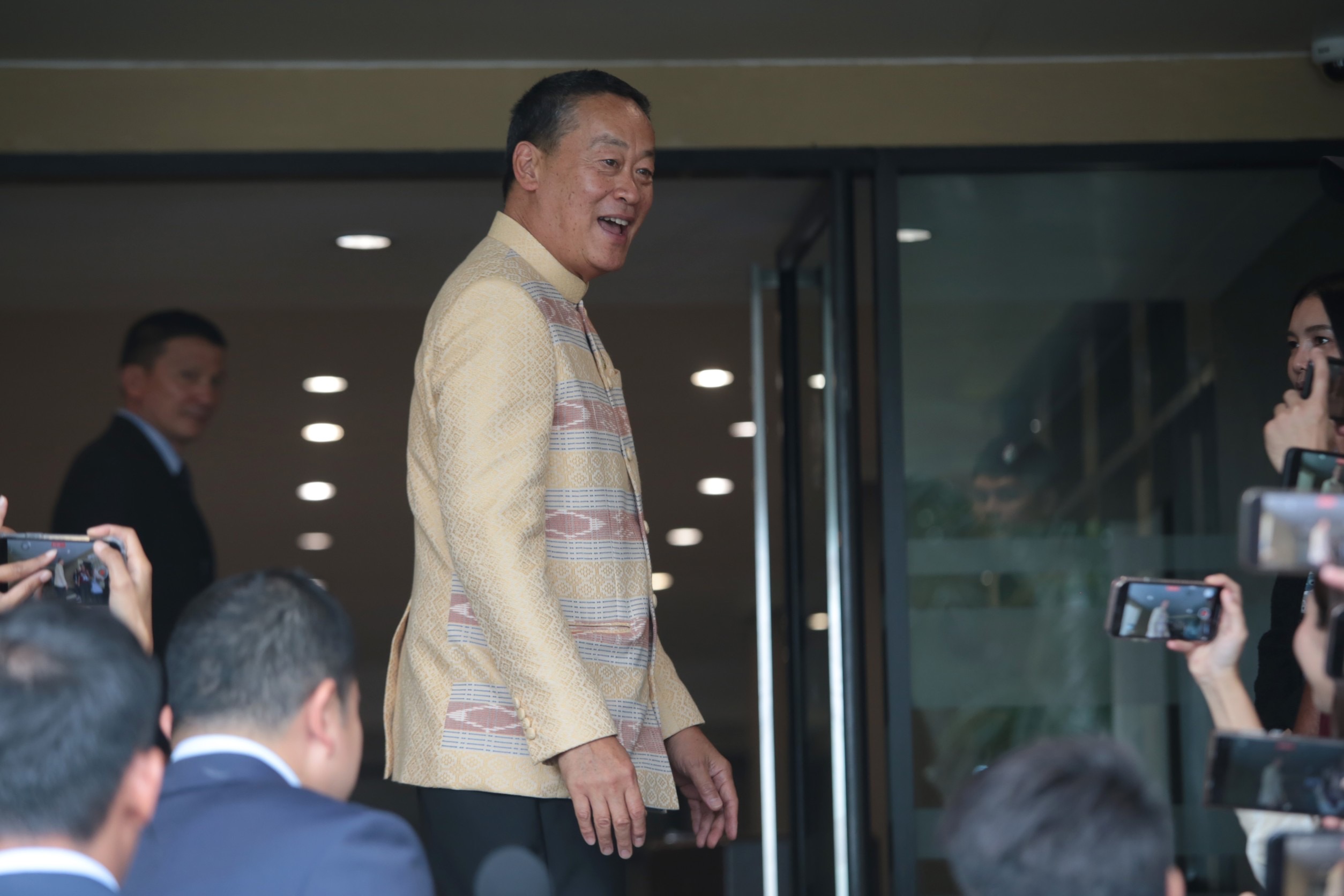 “เศรษฐา” บอก ยึดมั่นตามกฎหมาย หลัง “บิ๊กโจ๊ก”  ขู่ฟ้องม.157 หากไม่เปลี่ยนแปลงคำสั่งให้ออกจากราชการ