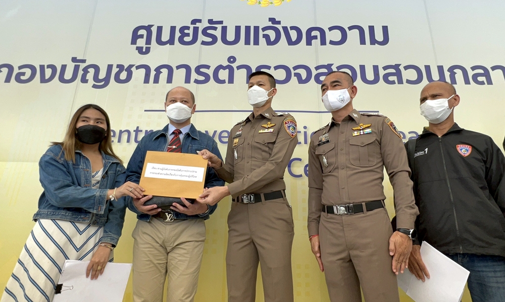 "ทนายรัชพล" นำทีมผู้เสียหายแจ้งความ ปมซื้อคูปองทิพย์ร้านบุฟเฟ่ต์ซูชิชื่อดัง