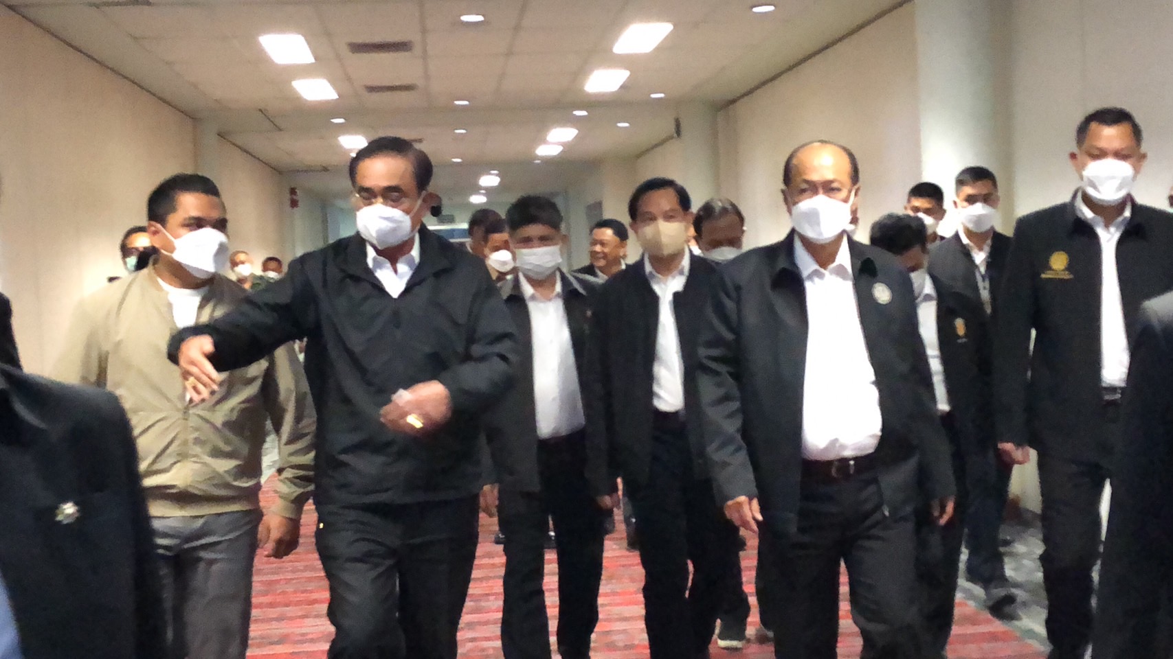 “บิ๊กตู่” ลุยตรวจน้ำท่วมสงขลา “ธนกร” พาส.ส.ย้ายพรรคเข้าพบ ก่อนนั่งรถทรานฟอร์เมอร์เยี่ยมผู้ประสบภัย