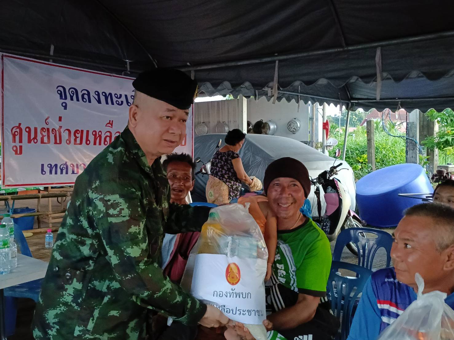 กองทัพบกลงพื้นที่ตรวจสถานการณ์น้ำช่วยเหลือประชาชนที่ประสบอุทกภัย ในพื้นที่บ้านปากมาง อำเภอท่าบ่อ  