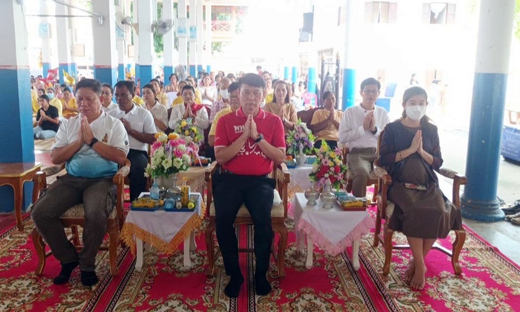 วัดแทบแตก!! ชาวสุรินทร์แห่ ทำบุญสังฆทาน เลี้ยงพระเพลหมุนเวียน และแจกทานคึกคัก