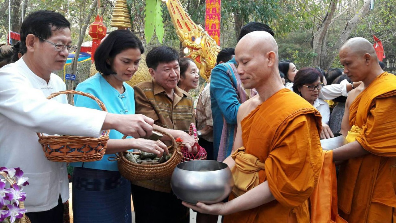 ชาวไท-ยวน จัดประเพณีตักบาตรข้าวต้มมัดเนื่องในวันมาฆบูชา 