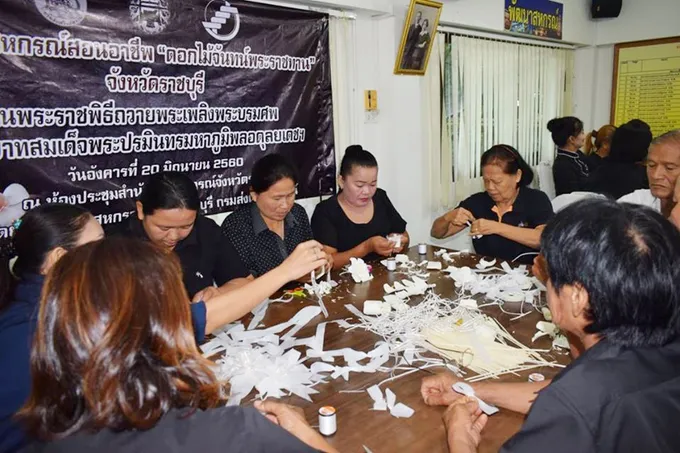 ราชบุรี ส่งมอบดอกไม้จันทน์ 350 ดอก ร่วมถวายในงานพระราชพิธีถวายพระเพลิงพระบรมศพ