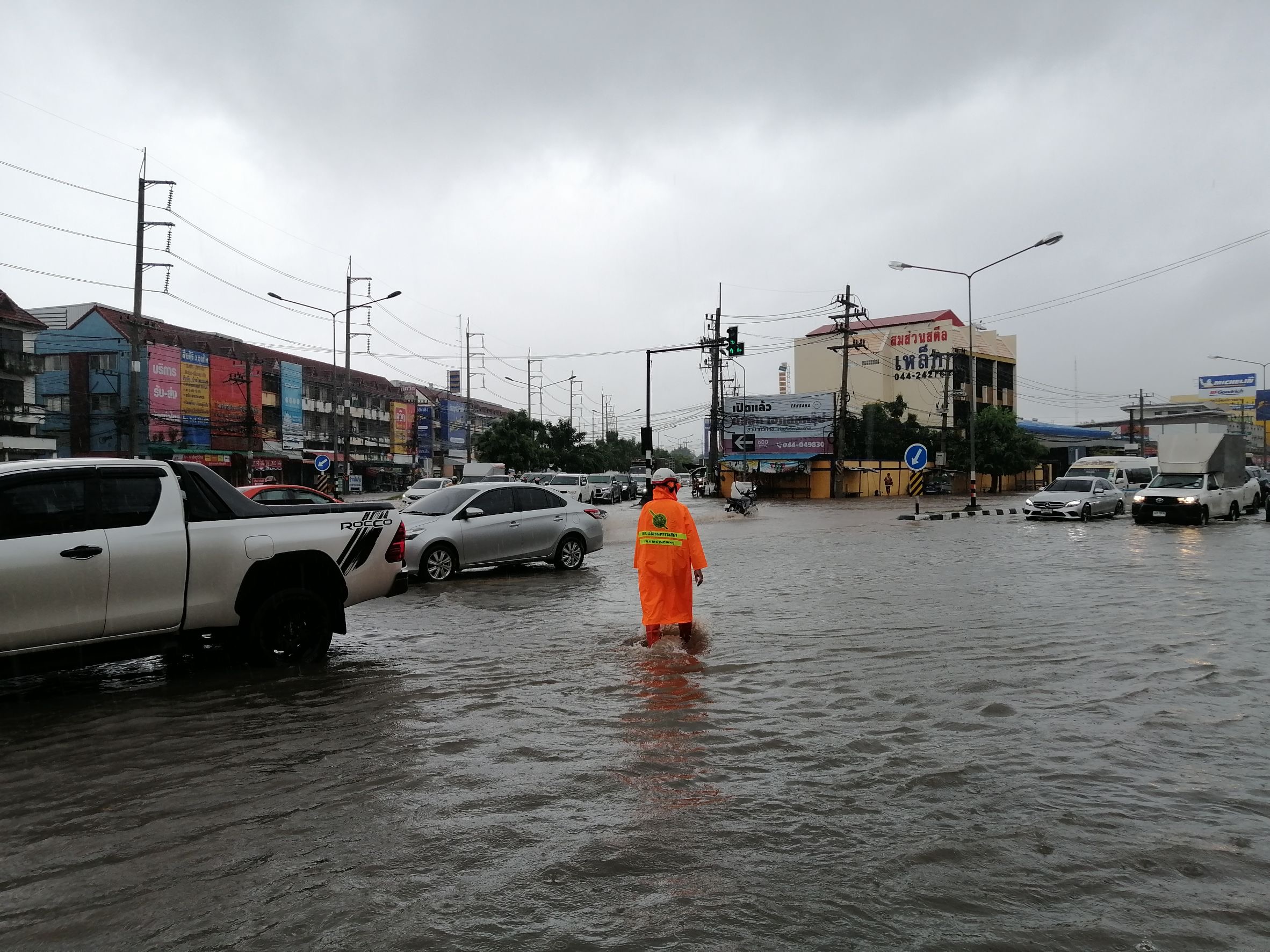 "โคราช" อ่วม! ฝนถล่มท่วมทางแยกหัวทะเล ปชช.เดือดร้อนขับรถลุยกระแสน้ำกลับบ้าน
