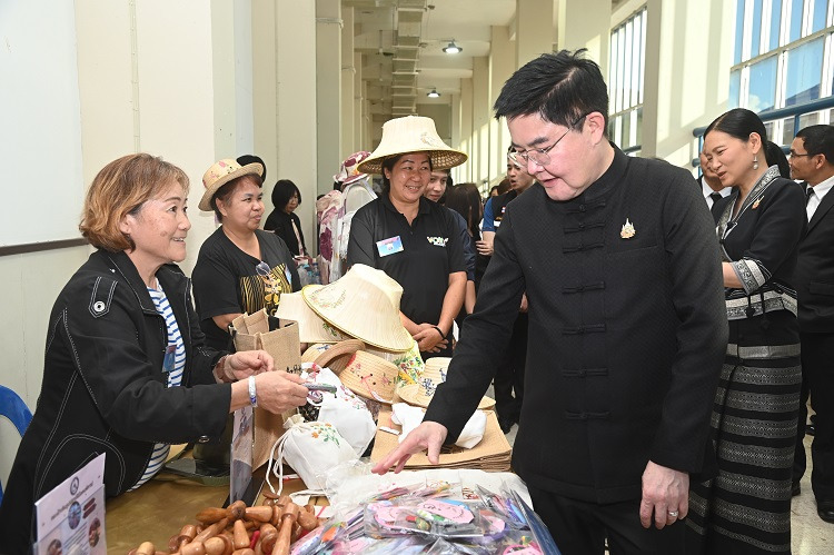"อัครา" รมว.พม. เปิดโครงการ "รีสตาร์ทคนรุ่นใหม่ ดูแลผู้สูงวัย รวมส่งสุขปีใหม่ ใกล้ใจ ใกล้คุณ" 