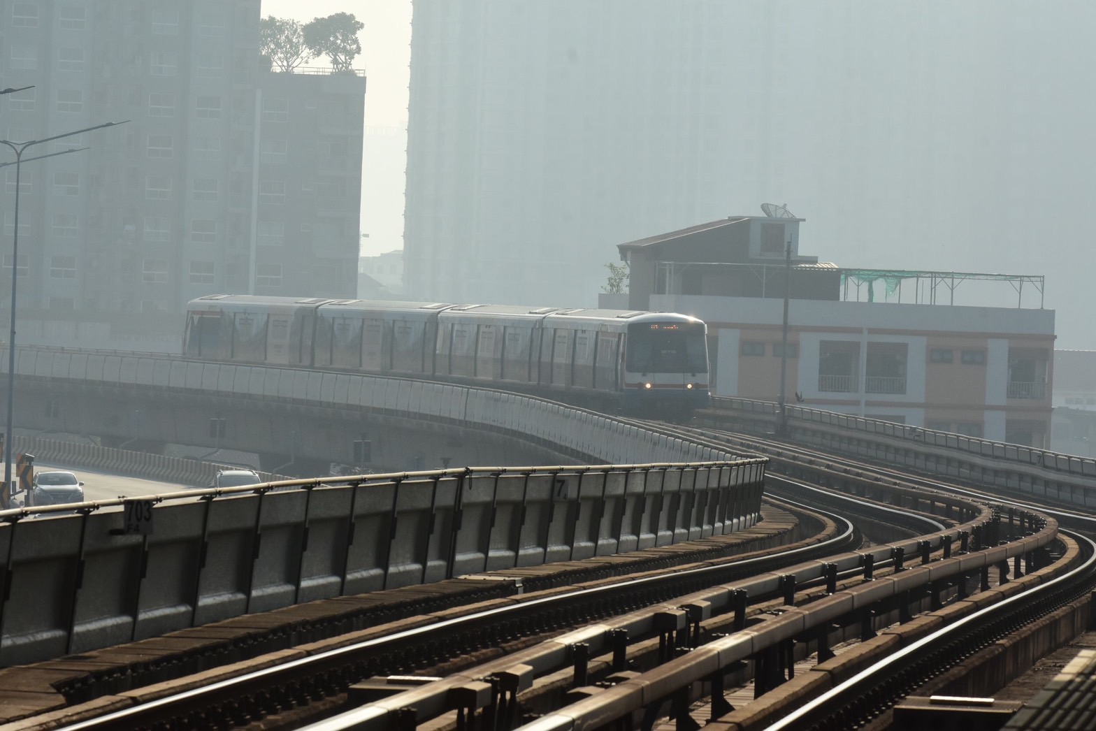 เช็กเลย! เช้านี้ คุณภาพอากาศ กทม. ค่าฝุ่น PM 2.5 ยังส้มเกินมาตรฐาน 52 พื้นที่