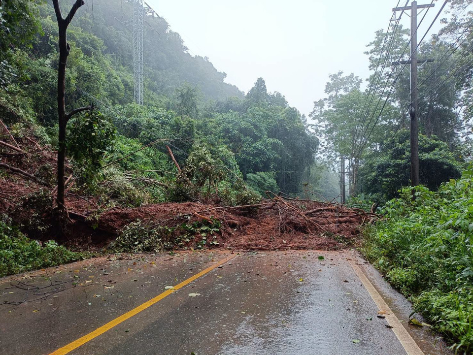 ด่วน! ดินสไลด์ปิดทางเข้าโรงเรียนบ้านห้วยปางผาง ครูติดในพื้นที่-ทางหลวง 105 ถูกตัดขาด 