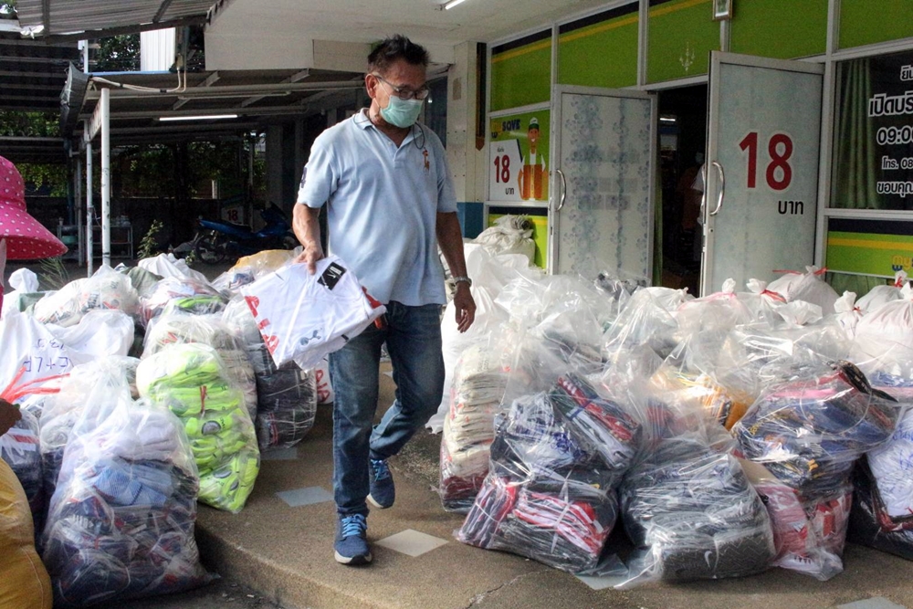 จับสินค้าละเมิดลิขสิทธิ์รายใหญ่กลางเมืองโอ่ง มูลค่าเสียหายกว่า 50 ล้าน