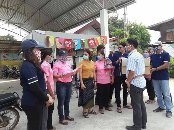 อบต.หนองหิน ร่วมกับ รพ.ส่งเสริมสุขภาพตำบลตั้งจุดตรวจคัดกรองประชาชนเดินทางเข้าออกภายในตำบล 13 จุด