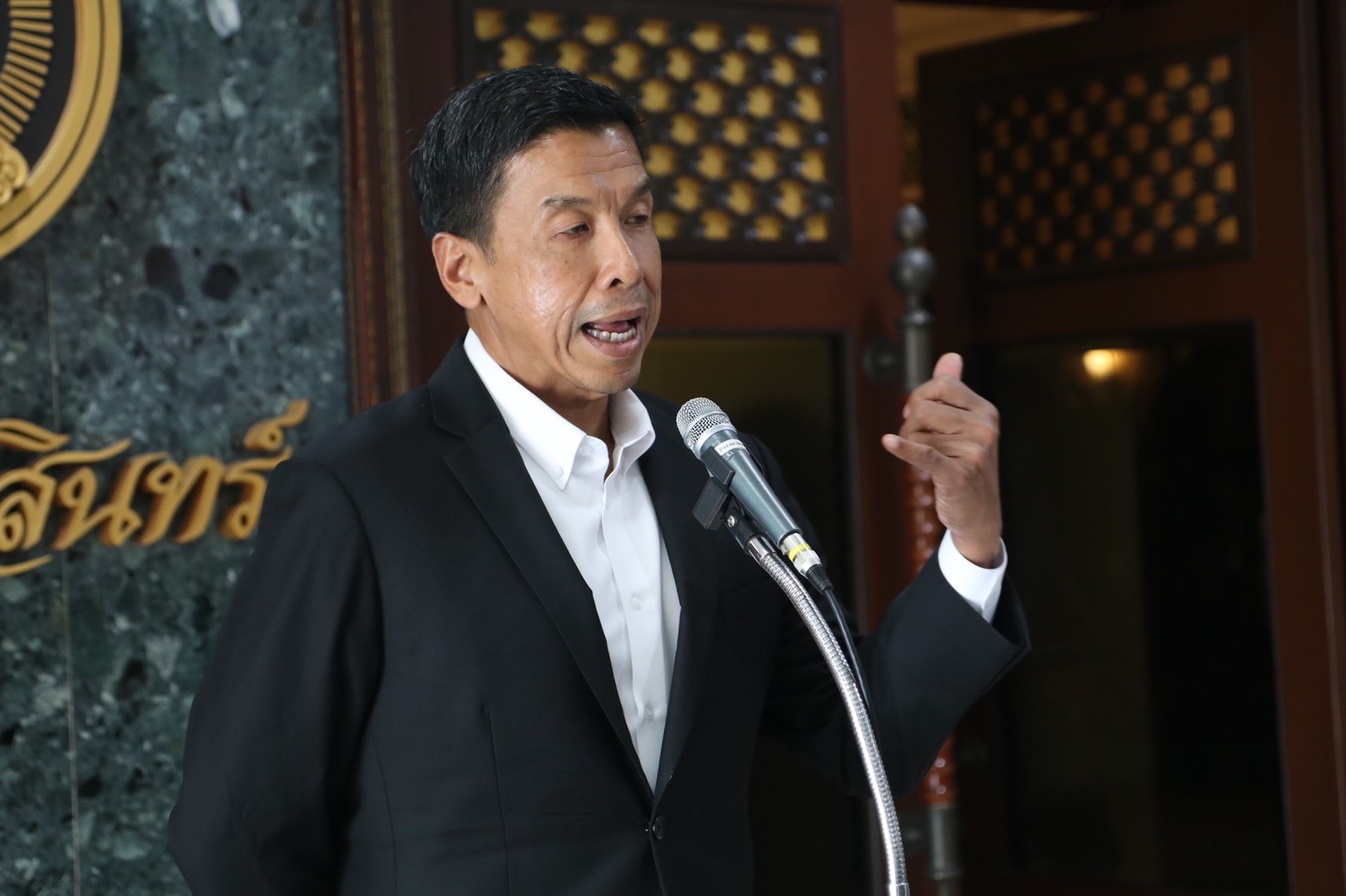 “ชัชชาติ” แจง รทสช.ฉายไฟหาเสียงบนสะพานพระราม 8 เป็นความเข้าใจผิด ตรวจเอกสารไม่ถี่ถ้วน
