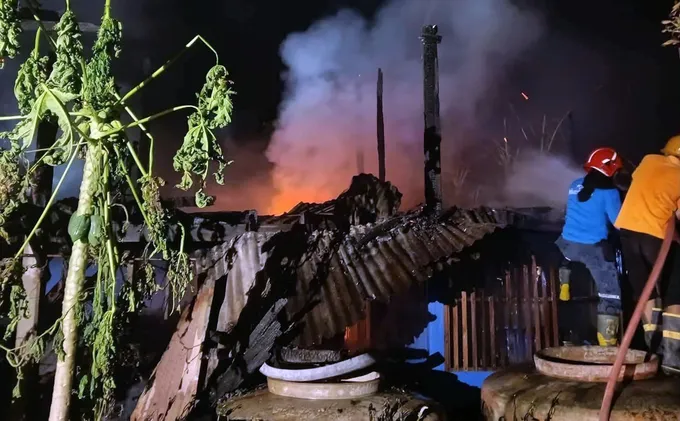 ไฟไหม้บ้านสามโก้ อ่างทอง ชายวัย 45 ปีเสียชีวิตติดชั้น 2 เจ้าหน้าที่เร่งสอบหาสาเหตุ