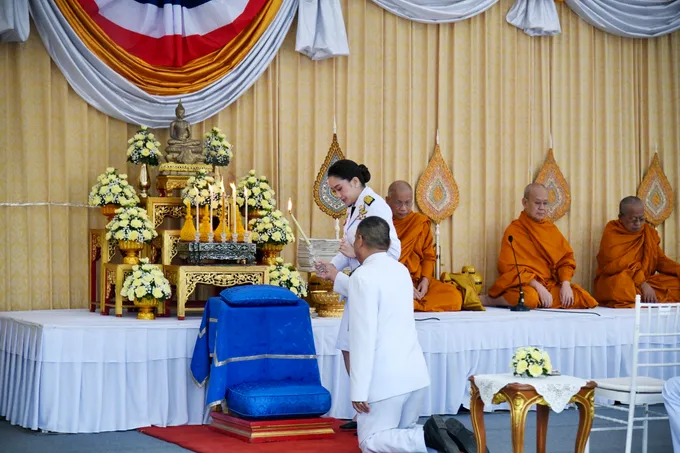 กทม.ร่วมพิธีเจริญพระพุทธมนต์และทำบุญตักบาตร วันคล้ายวันพระบรมราชสมภพ รัชกาลที่ 9