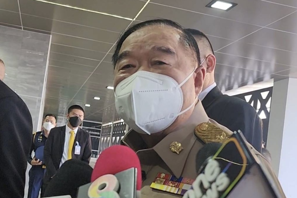 “ลุงป้อม” ยิ้มแย้มหลังพบ ปชช.ย่านเยาวราช ชี้ ไปทำบุญคนเดียว ไม่ขอพรอะไรพิเศษ