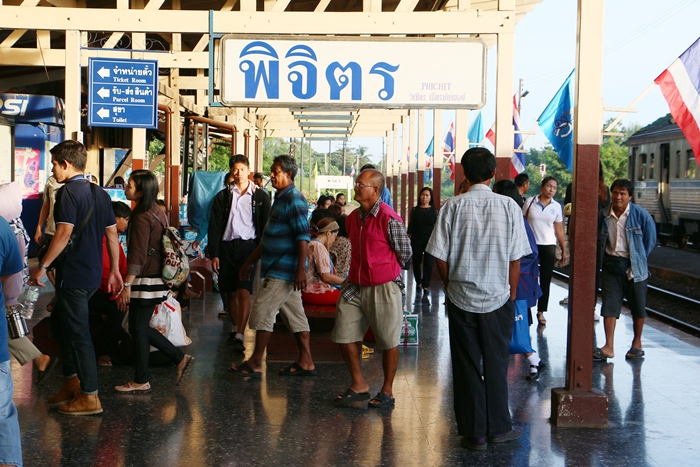 กองเชียร์พิจิตรจัดกองทัพมดเข้ากรุงเทพให้กำลังใจ“ยิ่งลักษณ์”