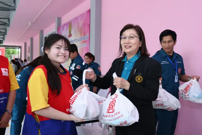 มูลนิธิป่อเต็กตึ๊ง  มอบขาเทียมโครงการออกหน่วยทำขาเทียม พระราชทานเคลื่อนที่ ครั้งที่ 177 อุบลราชธานี