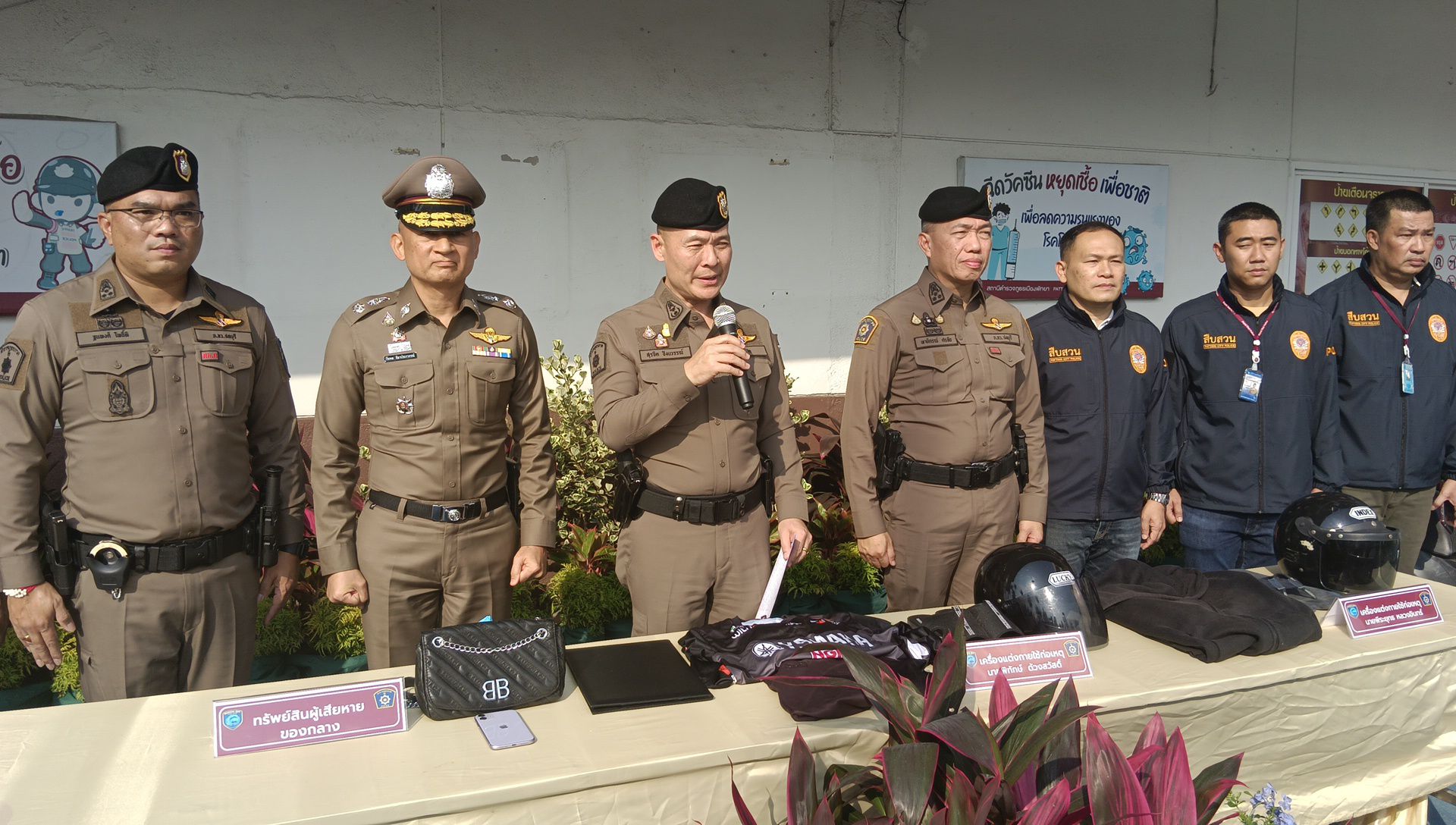 รอง ผบช.ภ.2 แถลงข่าวจับ 2 โจ๋ วิ่งราวทรัพย์นักท่องเที่ยวชาวรัสเซีย