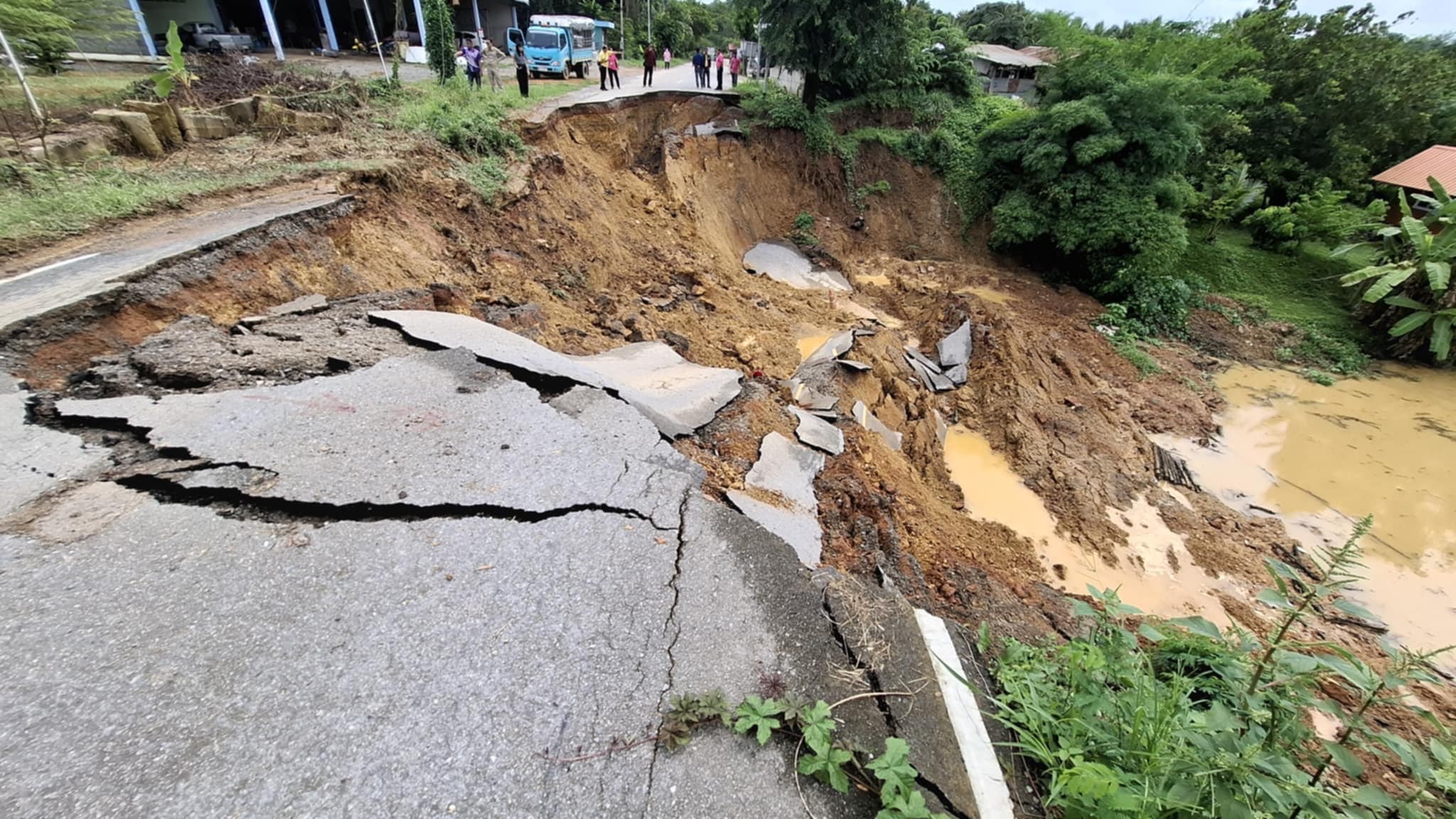 อุตรดิตถ์ ฝนตกหนักดินสไลด์ทำให้ถนนทรุดตัว ส่งผลให้ประชาชนไม่สามารถใช้เส้นทางสัญจรได้