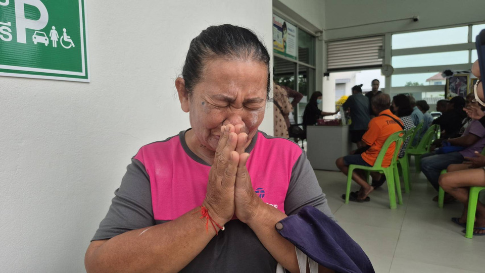 ป้าวัย 65 ปล่อยโฮหน้า ธ.ก.ส. ชวดบัตรสวัสดิการแห่งรัฐ วอนรัฐทบทวนสิทธิ์ ยืนยันจนจริง หวัง "บัตรคนจน" ช่วยต่อลมหายใจ