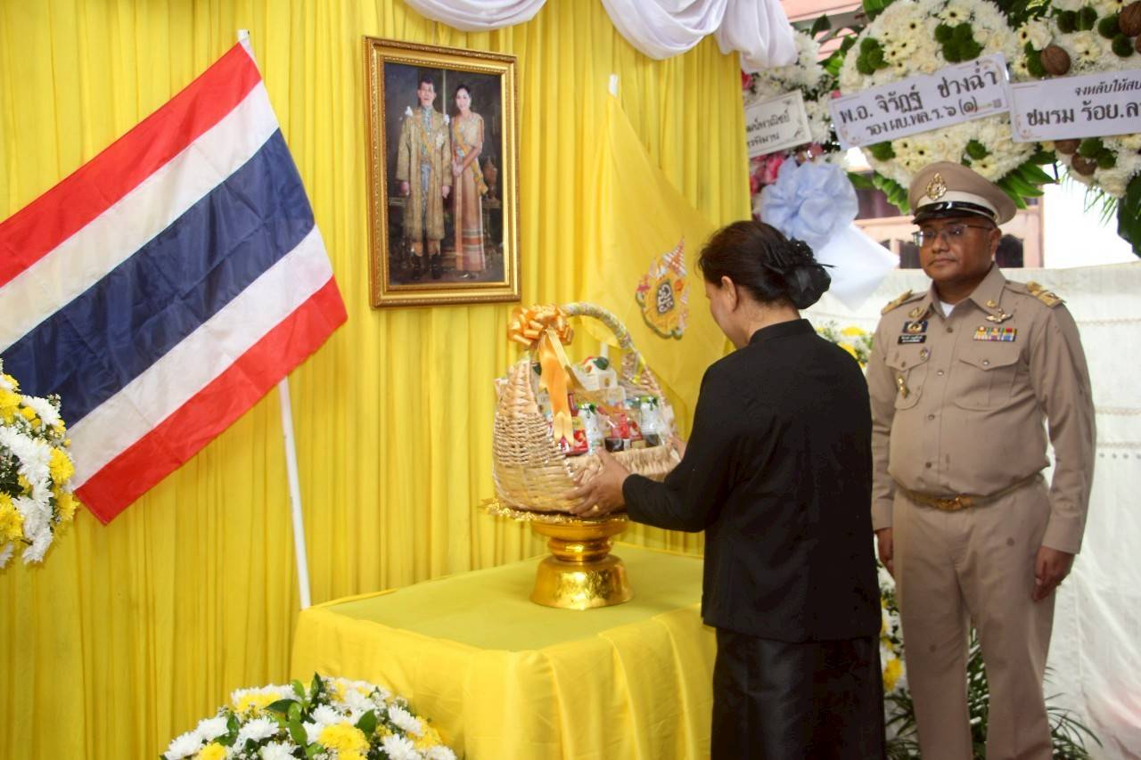 โปรดเกล้าฯผู้ว่าฯร้อยเอ็ดเชิญตะกร้าสิ่งของพระราชทานมอบแก่ญาติ'สิบเอกจิรายุ สิงห์อ้น'เสียชีวิตจากเหตุการณ์ปะทะระหว่างไทย - กัมพูชา