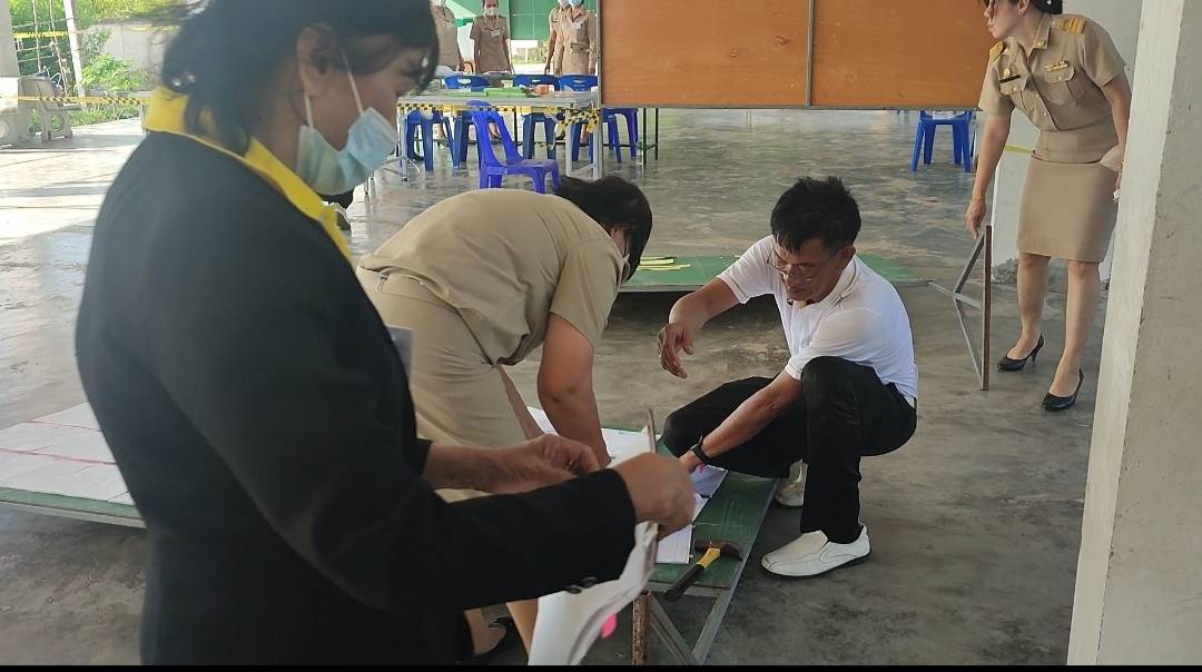 เลือกตั้งส.ส.ล่วงหน้าที่เขต 1 ประจวบคีรีขันธ์ พบกรรมการประจำหน่วยยังขาดความพร้อม  8 โมงเช้าได้เวลาเปิดหีบ  จนท.ยังติดรายชื่อผู้มีสิทธิเลือกตั้งไม่เสร็จ