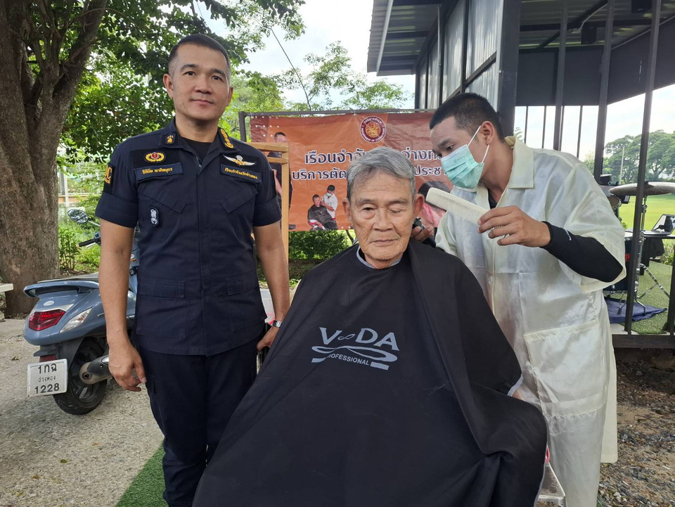 เรือนจำอ่างทอง ตัดผมฟรี-แจกเข็มกลัดริบบิ้นสีดำประชาชนถวายเป็นพระราชกุศล 