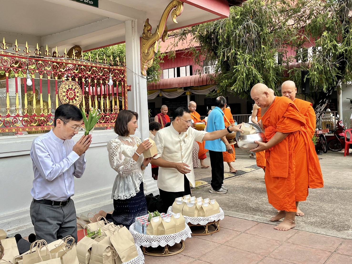พ่อเมืองยโสธร พร้อมพุทธศาสนิกชน ทำบุญตักบาตรเทโวโรหณะ เนื่องในวันเทศกาลออกพรรษา